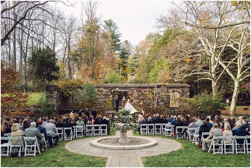 Wedding guests sit in a semicircle for an outdoor wedding at Parque Ridley Creek.