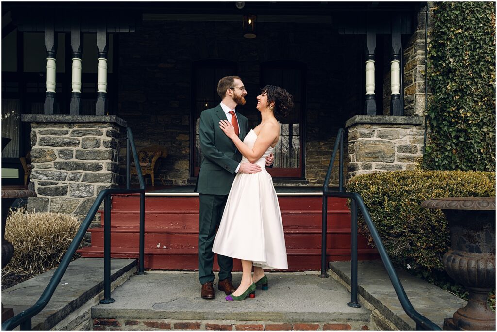 A bride and groom pose in front of Knowlton Mansion.
